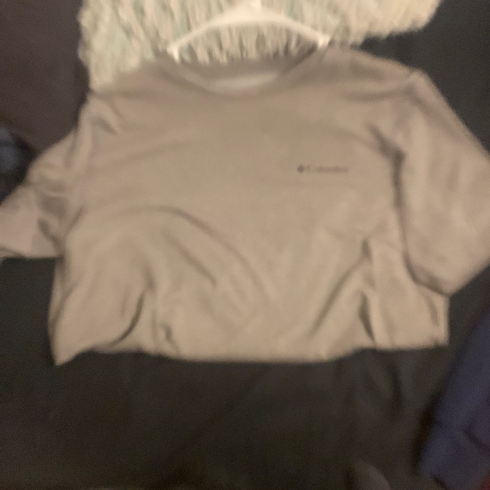 Grey columbia shirt size S in men .